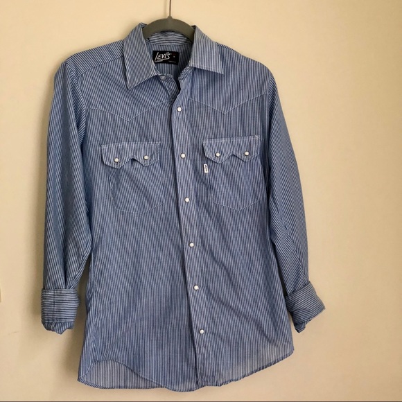 Levi's Tops - Levi's vintage seersucker pearl snap button up Med